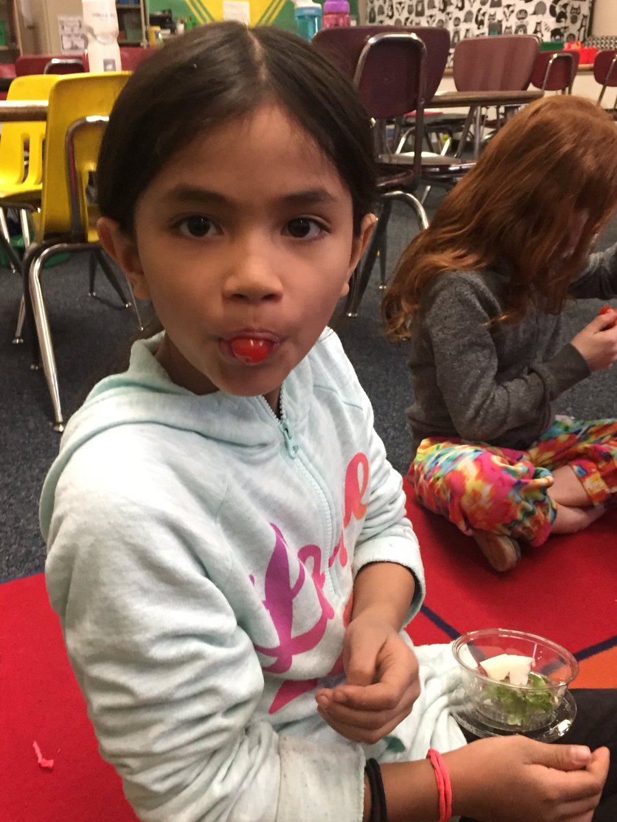 MsWalkes_Hale's tweet photo. We love veggies! Well most of us 😉We learned that our taste buds change every 10 days. Thanks Health Partners! #HaleToday @principalfitz5 https://t.co/guISO5IyTJ