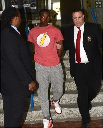 따봉충의 최후

고양이를 유인해서 이유도 없이 
발로 차 학대한 사진을 올린 
미국 남성 네티즌 수사대 활약으로 체포