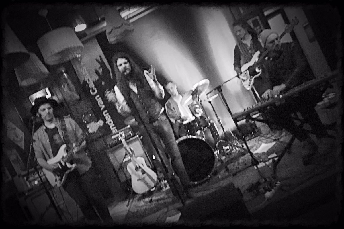 The funkalot knights of <a href="/Supermoonfunk/">Supermoon</a> bij <a href="/DeCactus/">MuziekCafe de Cactus 🌵🌵🌵🌵🌵</a> ...wezen kijken man man ...wat zijn ze goed 💪💪💪