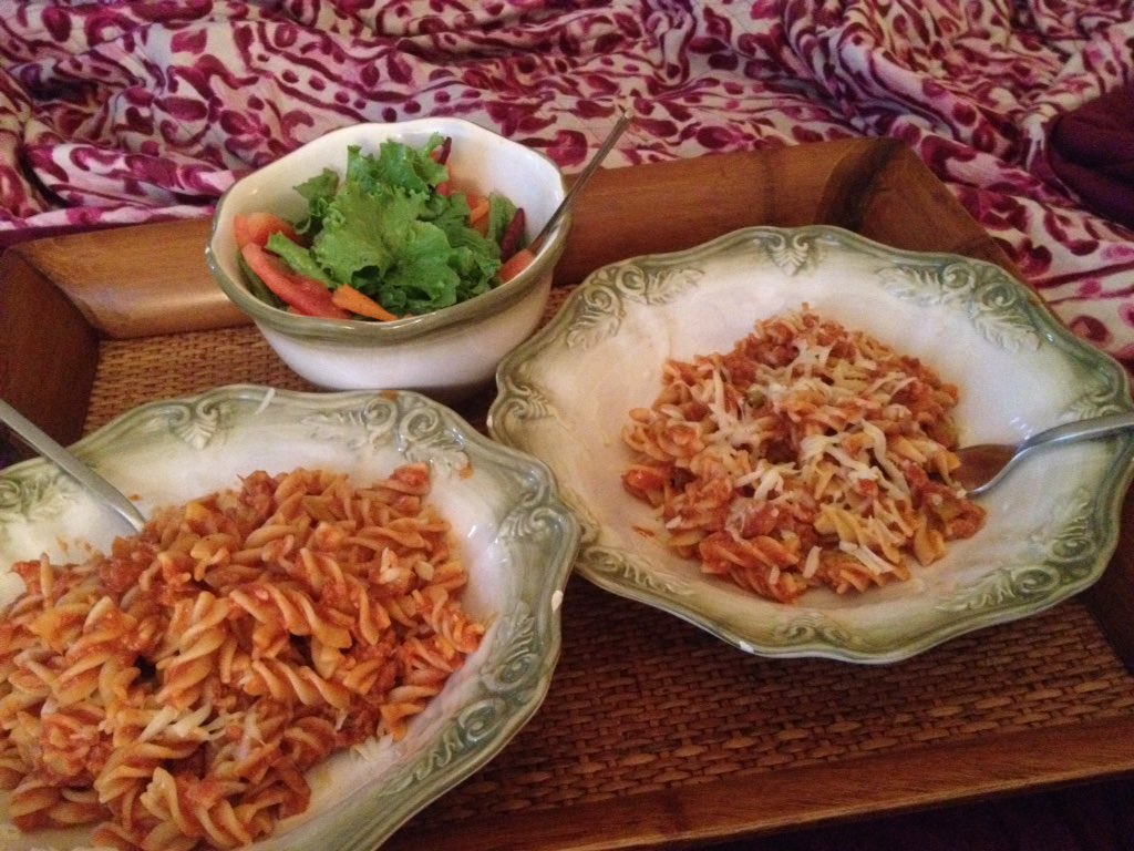 soyannienaranjo's tweet photo. Late lunch in bed... #ViernesSanto #encasa #naranjita #huevis #modeon https://t.co/CyoWMNhERr
