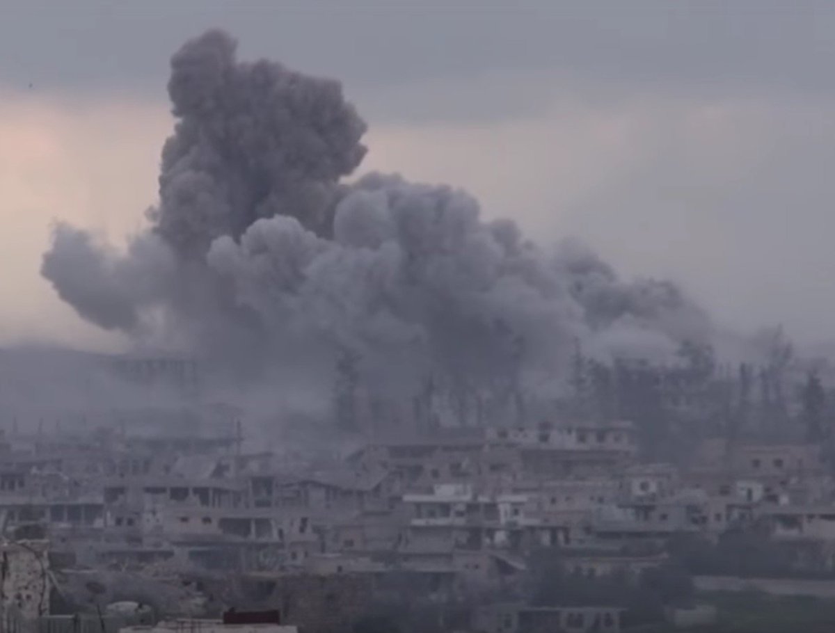 #Footage
Massive nonstop #Russian air strikes on #Manshiyah in #Daraa.
Unbelievable, rebels advance under them.
youtube.com/watch?v=28cHV_…