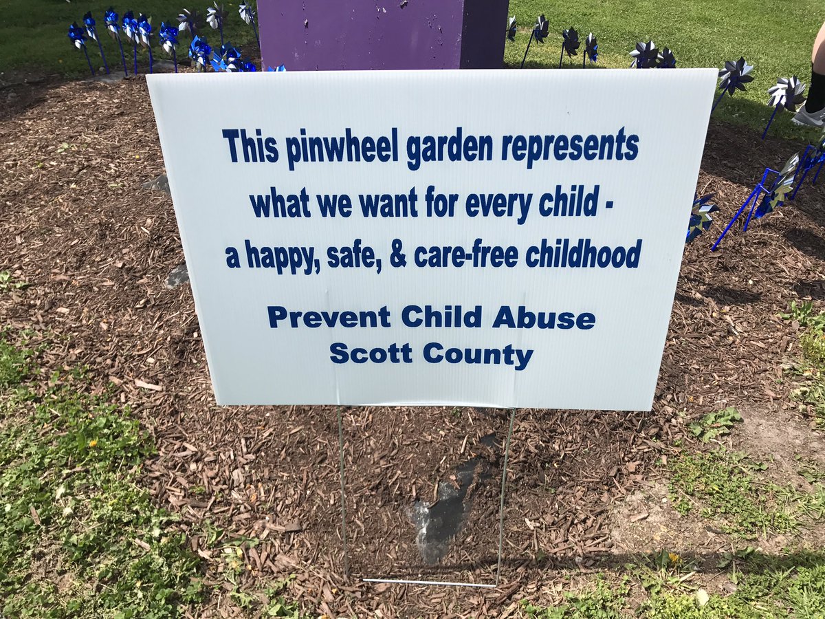 SHSsaddChapter's tweet image. Prevent Child Abuse. 💙 Thanks @JaidenHerald, @elle_fleenor, Hannah Brown and @hicks_2019 for staying after school to set up the pinwheels!