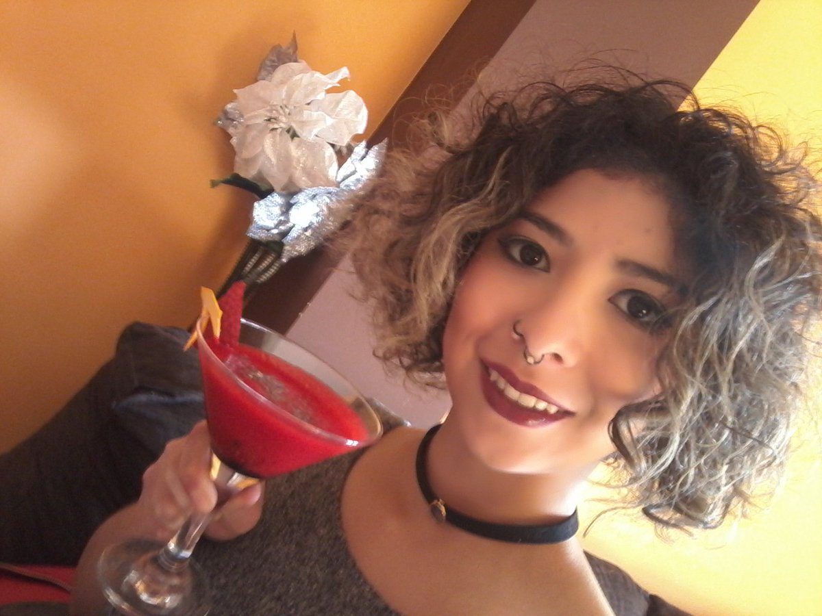 ClotiCloti96's tweet photo. Partiendo el pastel con este #cóctel de #fresas #modellife #ragazza #beauty #lesbianmodel #LGTBI #girllikegirl #amigos #minifiesta #21 https://t.co/eMfpdPiuuC