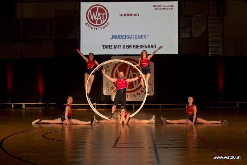 soti333's tweet photo. Die Sportshow war so ein Hammer.....Ein wahnsinnig tolles Team des WAT20!!! 
#turnen #team #show #gym #gymnastics #röhnrad #fun #spaß #wat20 https://t.co/CiEdKplfYn