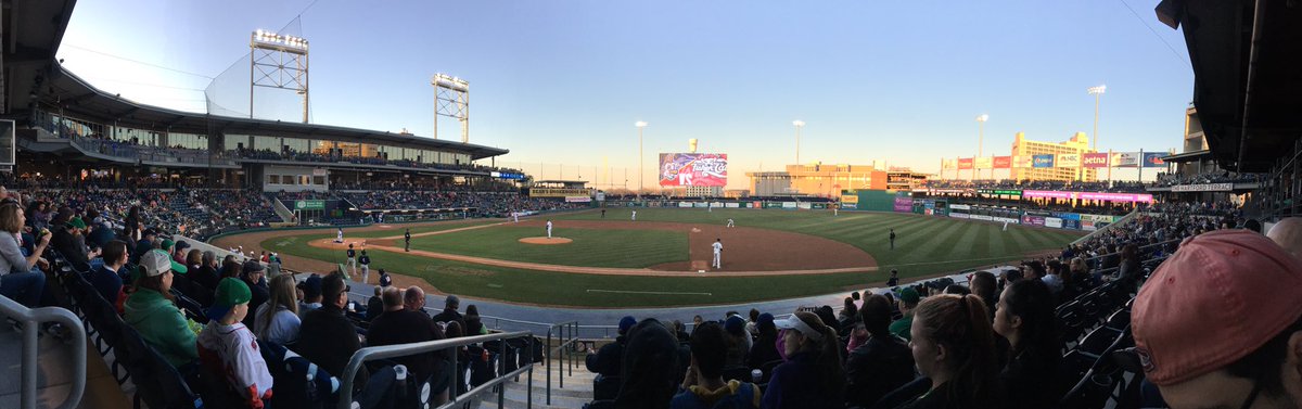 B_Louns's tweet photo. Beautiful night for some @GoYardGoats baseball! #Hartford https://t.co/rNOHa1JHsj