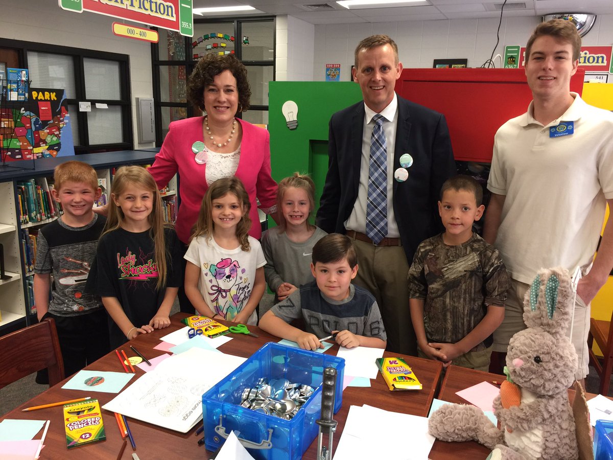 MTCESLibrary's tweet photo. Ss Mentors #MakerSpaceFriday @MaryScottHunter @SuptMattMassey #MaryTate nominee visit @MtCarmelElem #leadinginSTEM https://t.co/gbG6mWTYjJ