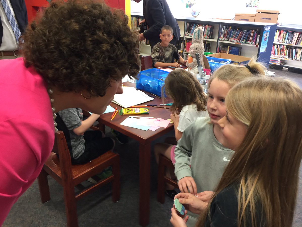 MTCESLibrary's tweet photo. Ss Mentors #MakerSpaceFriday @MaryScottHunter @SuptMattMassey #MaryTate nominee visit @MtCarmelElem #leadinginSTEM https://t.co/gbG6mWTYjJ