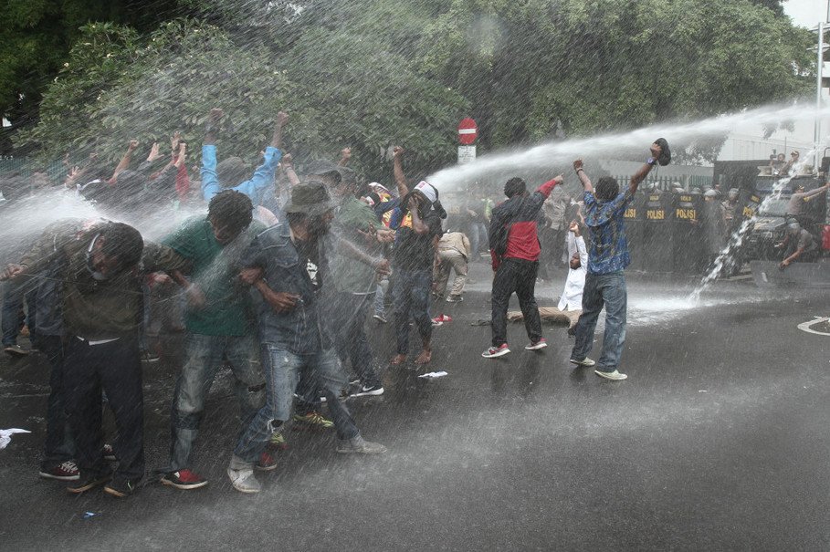 FreeWestPapua's tweet photo. Urgent footage of police attacking West Papuan &amp; Indonesian demonstrators in #jakarta yesterday. 
https://t.co/rx5qO0buNK
#Humanrights https://t.co/Qp0FNmwyus