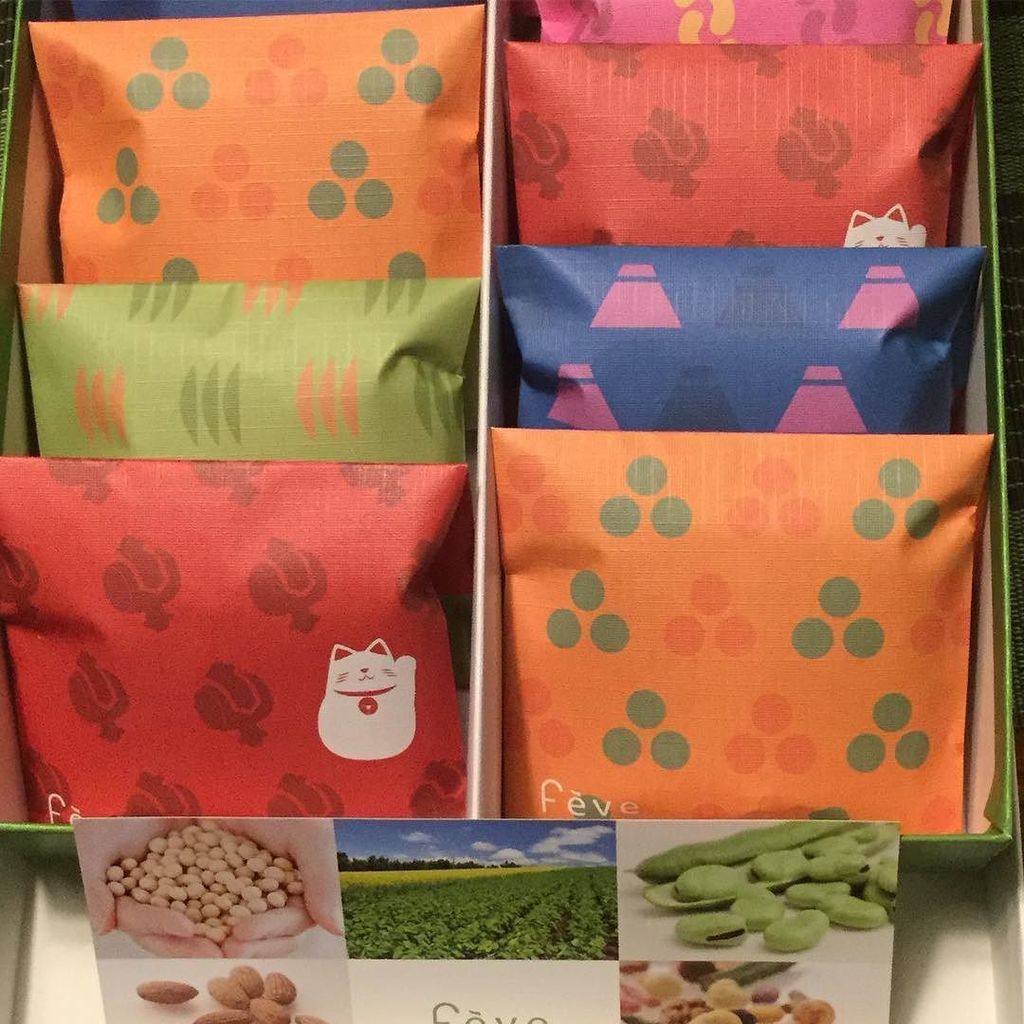 ArtisticNippon's tweet photo. Prettily packaged bean snacks from Tokyo 😍 #snacks #otsumami #beans #beansnacks #packaging #package #packagedesign… https://t.co/bhdJOlMNmp https://t.co/Tj4TCDWARr