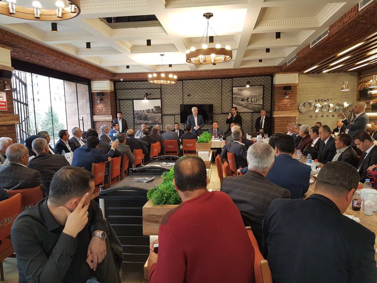 Bağlar ilçemizin mahalle muhtarları ile toplantıda referandum sürecini istişare edip sorunlarını dinledik.