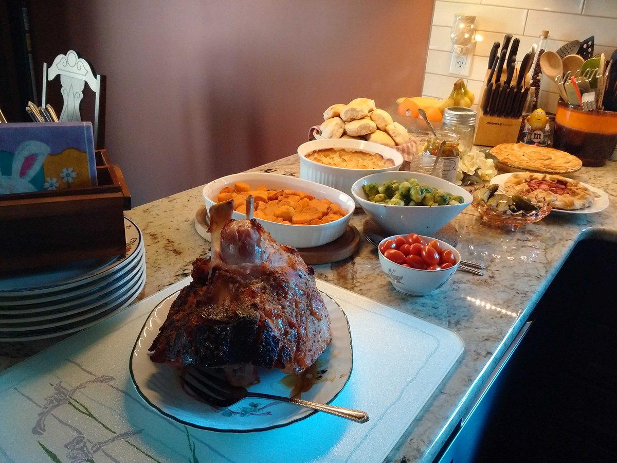Ellen_Sparry's tweet photo. #easterfeasting round 2! #familystyle! https://t.co/G45gmURHvw