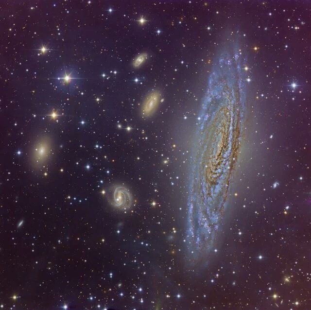 BrunoPresents's tweet photo. Good night. Here is a galaxy with ma y galaxies behind it in the far distance. https://t.co/LlB5VkV2hU