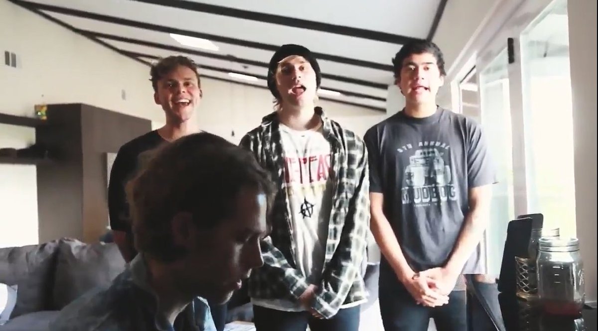 channieslouv's tweet photo. Sabes que necesitas nuevas canciones de 5SOS cuando ya cantas cualquier cosa que suben 

🎶ARGENTINA, SOUTH KOREAA🎶 #5SOS3 https://t.co/8t1lgYKks2