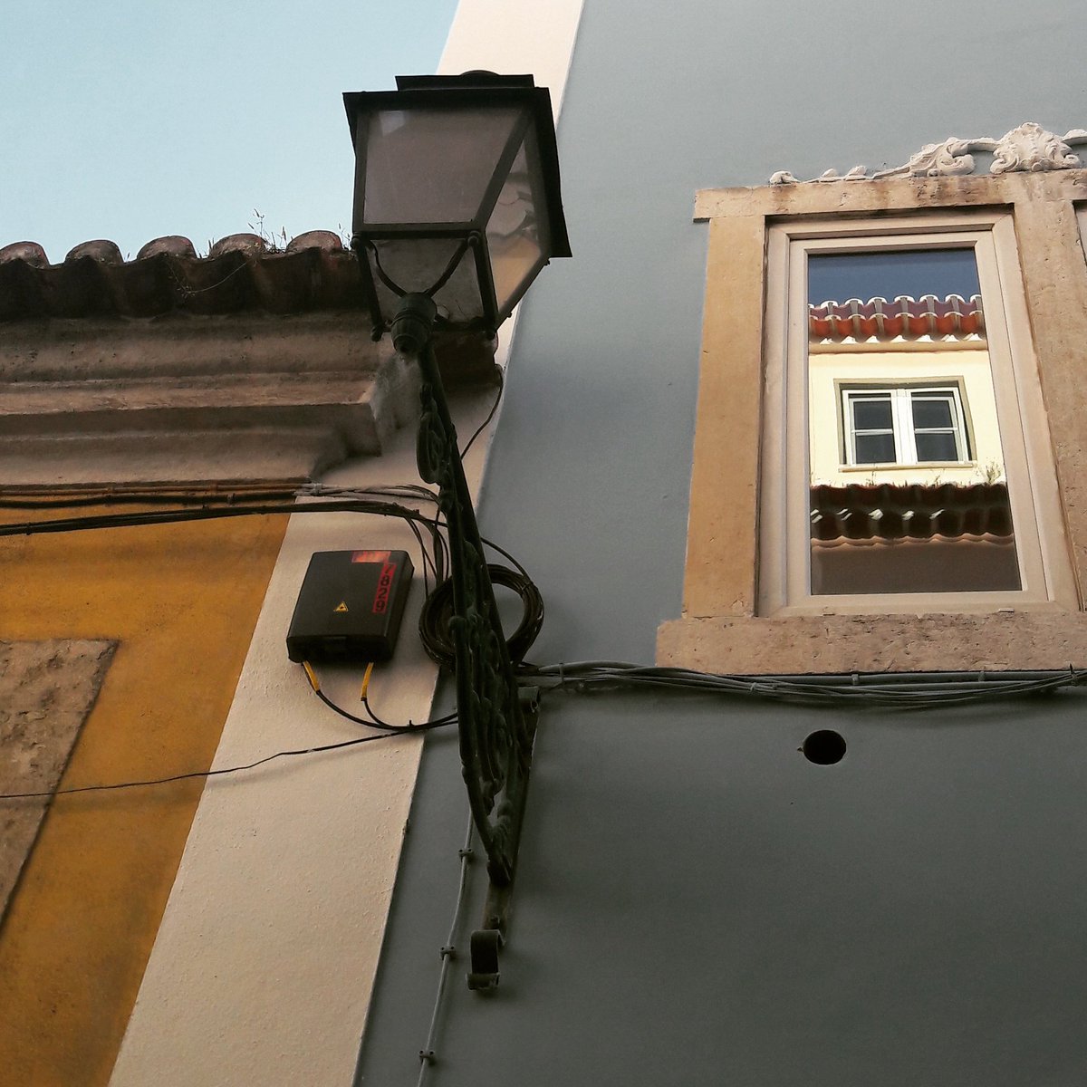 patriciamadeira's tweet photo. The Other Window. Bairro Alto, Lisbon. #theotherwindow #lisbonwindows #windows #bairroalto #lisbon #lisbonwithpats https://t.co/HTzSvknt7g