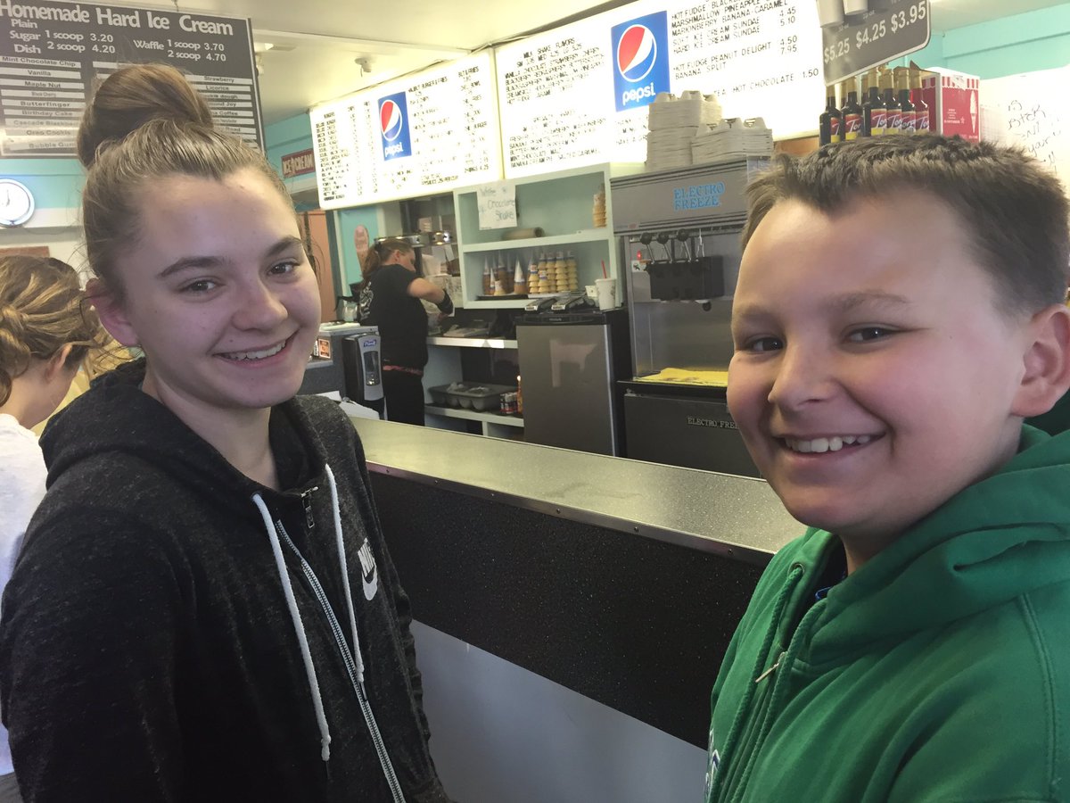 Beelofosho's tweet image. Stopping for some homemade shakes at SnoCap #bombdiggity #Sisters #RoadTrippin #AwayDays