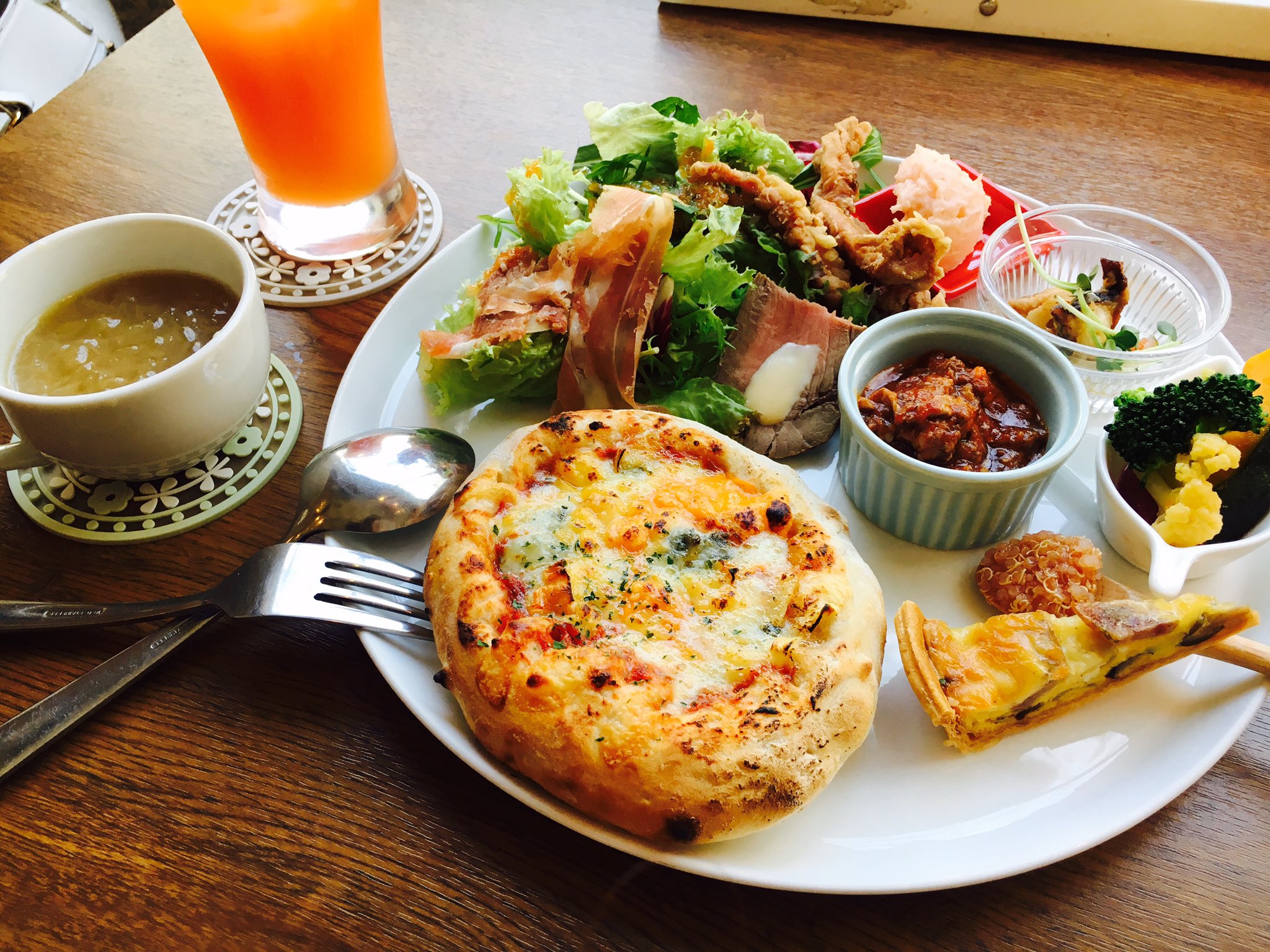 Kobeandme1 Liccaでランチ 5品目か10品目か選べてワンプレート1000円という分かりやすいお値段 5品目ならドルチェ付き ピザの他にパスタや牛ハラミご飯も選べてドリンクバーとスープバー付き W T Co Ovbn5a4vxa 神戸ランチ 三宮