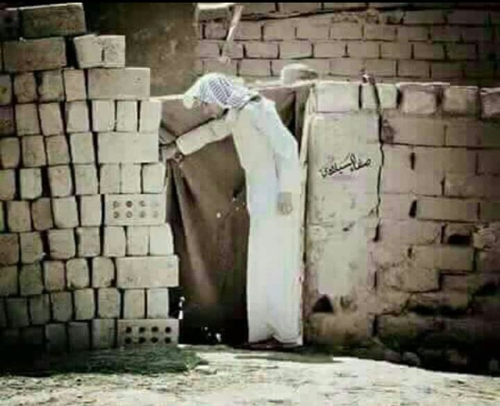 كــبــل جان اليمر يم جاره حيل ايصيح
 يهل الدار يم الباب #مرينه 

  وهسه الي يمر يتمنى بس الريح
 تفتح باب جاره وينضر #بـــعــــيــــنـــــه