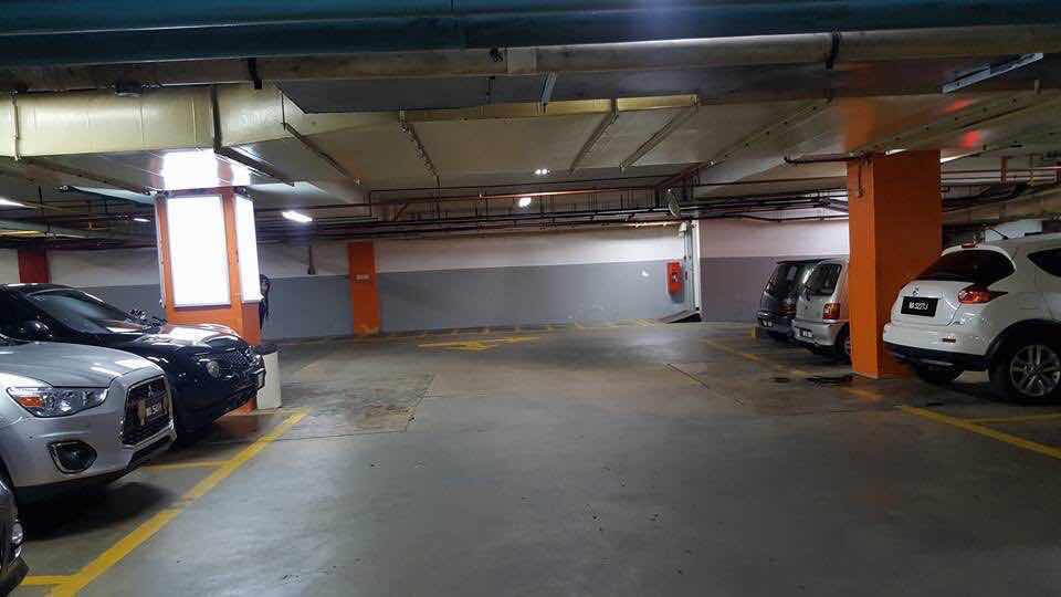It_Ridzuan's tweet photo. Kawan kakak aku tangkap gambar ni dekat parking basement Ampang Point .. 

Kalau nampak Retweet la ye bagi orang lain nampak pulak hahaha 👻 https://t.co/gVEc1PU2oi