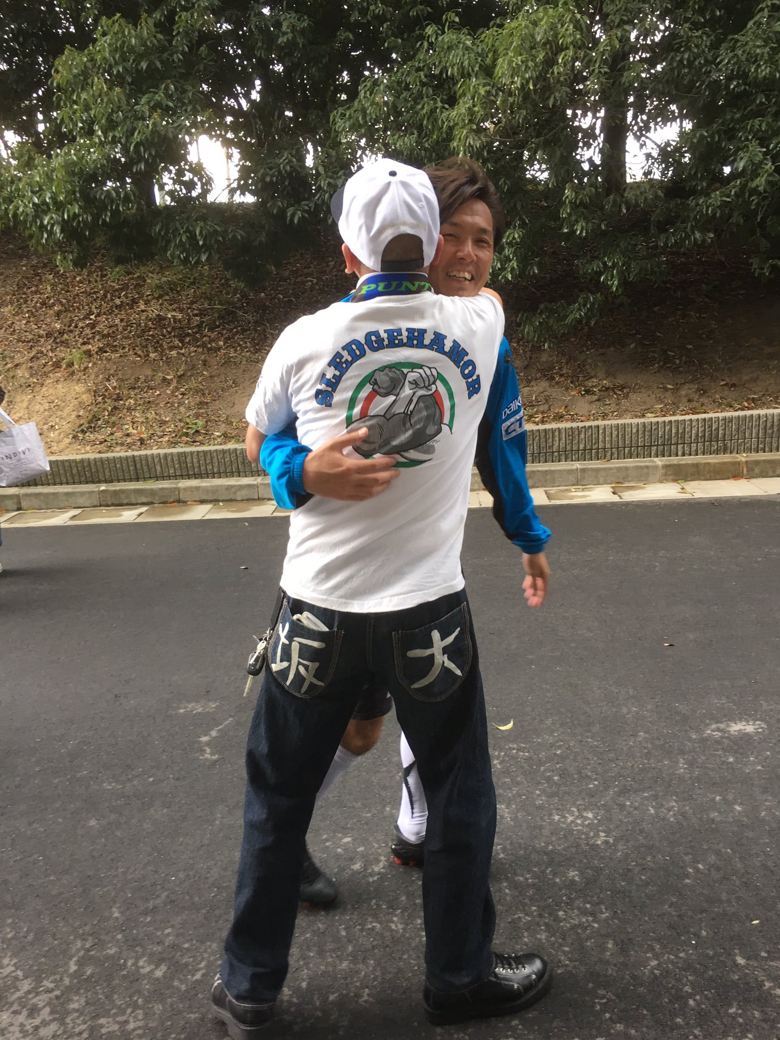 ガンバ大阪サポーター連合 大阪ダービー 明日のダービーに向けて 遠藤選手とコールリーダーが熱い抱擁 長谷川監督からも 絶対に勝つしサポーターの気持ちも分かってる との事でした 明日は来るサポーター全員で最高の雰囲気を作 ガンバ大阪サポーター連合 大阪ダービー 明日のダービーに向けて 遠藤選手とコールリーダーが熱い抱擁 長谷川監督からも 絶対に勝つしサポーターの気持ちも分かってる との事でした 明日は来るサポーター全員で最高の雰囲気を作