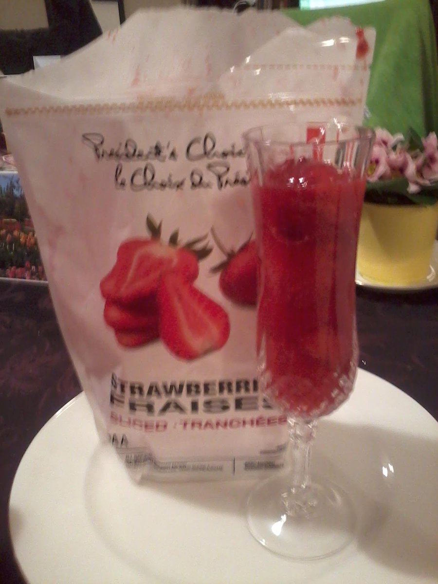 AilsaForshaw's tweet photo. #EasterBrunch You can make a lovely #Strawberry #Dessert from Frozen Strawberries #AddSugar #Thaw in the Fridge #Yum https://t.co/xWHjWaacnm https://t.co/IXlING7SZQ