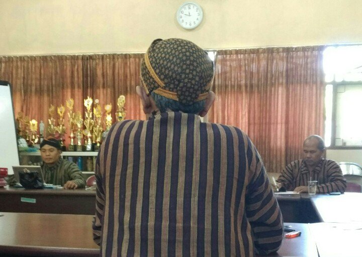 dedym_'s tweet image. Berasa rapat di jaman Majapahit.
#beskap #lurik