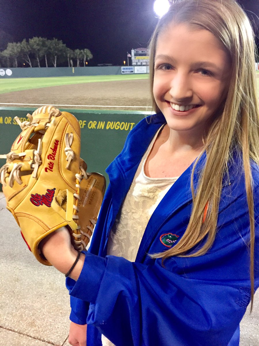 AnnKatherine_'s tweet image. So I got to put on one of @BlackmanTate gloves tonight! 💙⚾️❤ He also hit 2 homers tonight!! #RebsWin #HottyToddy