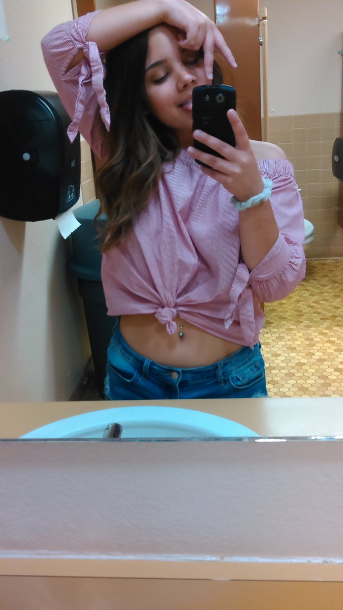 kathleeeenyy's tweet photo. Got my bellybutton pierced finally 🙌 https://t.co/8hMkmBCyPC