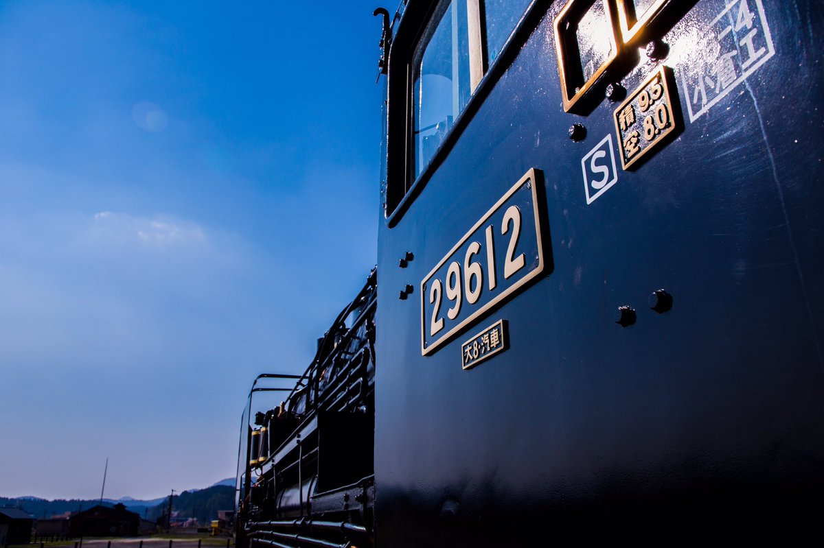 circle_myria's tweet photo. HAPPY PARTY TRAINの聖地こと豊後森機関庫🚂
貴重な転車台や扇型機関庫を今に伝える鉄道遺産。PVに出てきたものとは異なる形式だがピッカピカに復元された9600形蒸気機関車が青空に映える。 https://t.co/bW9ReOWNWX