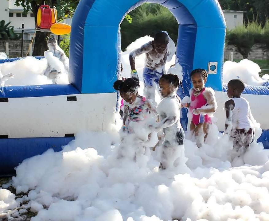 FunfestJa's tweet photo. 😊Bubbles are definitely fun! 💦 #FunfestEaster #EasterMonday APR17 Hope Gardens https://t.co/wecRkTBU6p
