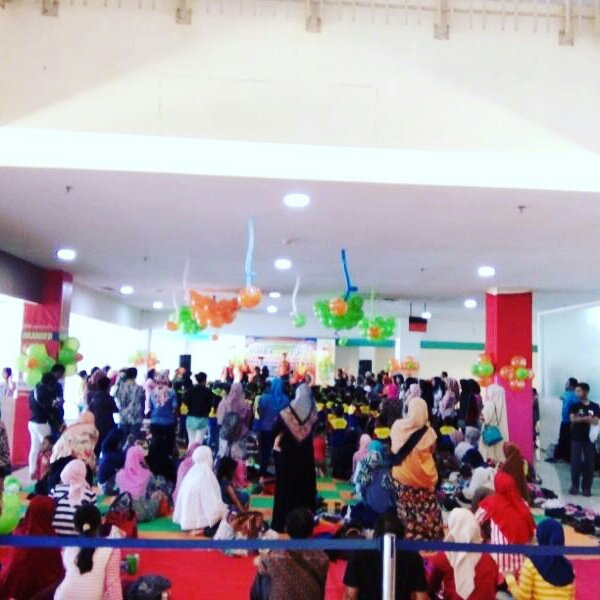 Cibinong Square menyediakan space available untuk acara gathering seminar, ulang tahun, perkawinan, wisuda dan dll.....