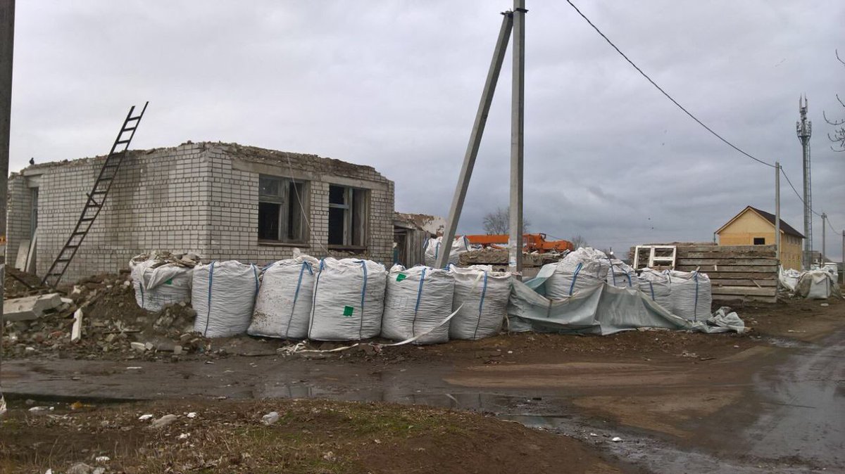 В с. Дмитриево-Помряскино Старомайнского района распродают клуб по кирпичам! 1 кирпич-3 рубля! Советская власть строила нынешняя распродаёт!