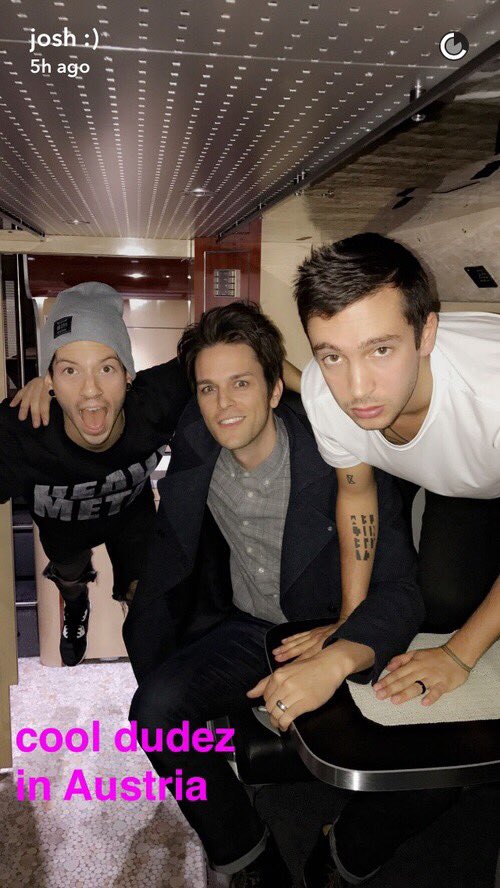 milaskatseye's tweet photo. Why is josh floating? @DallonWeekes https://t.co/TTy2WLhBXC