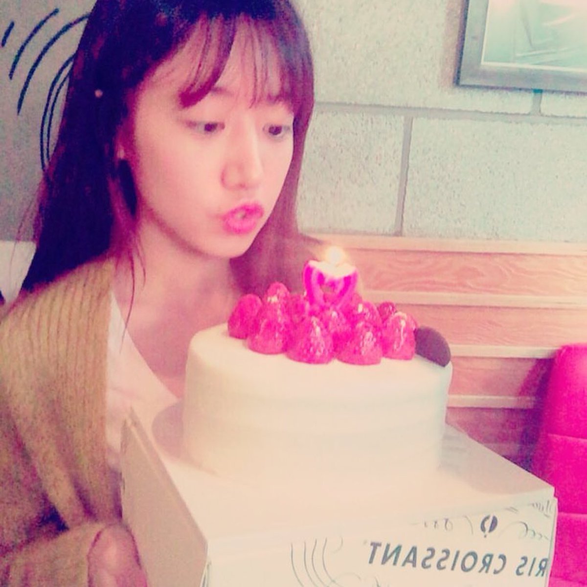 Apinkcbennhluv's tweet photo. オシャレで、とにかく可愛くて、メンバー思いな、ナムジュさんのお誕生日🐼🎉
少し控えめなときもあるけれど、いつまでも輝くナムジュでいてほしいし、ナムジュのソロもいつかは披露してほしい✨それくらいの実力はある！きたいしています😍🌸 https://t.co/8v9KbkvAsa
