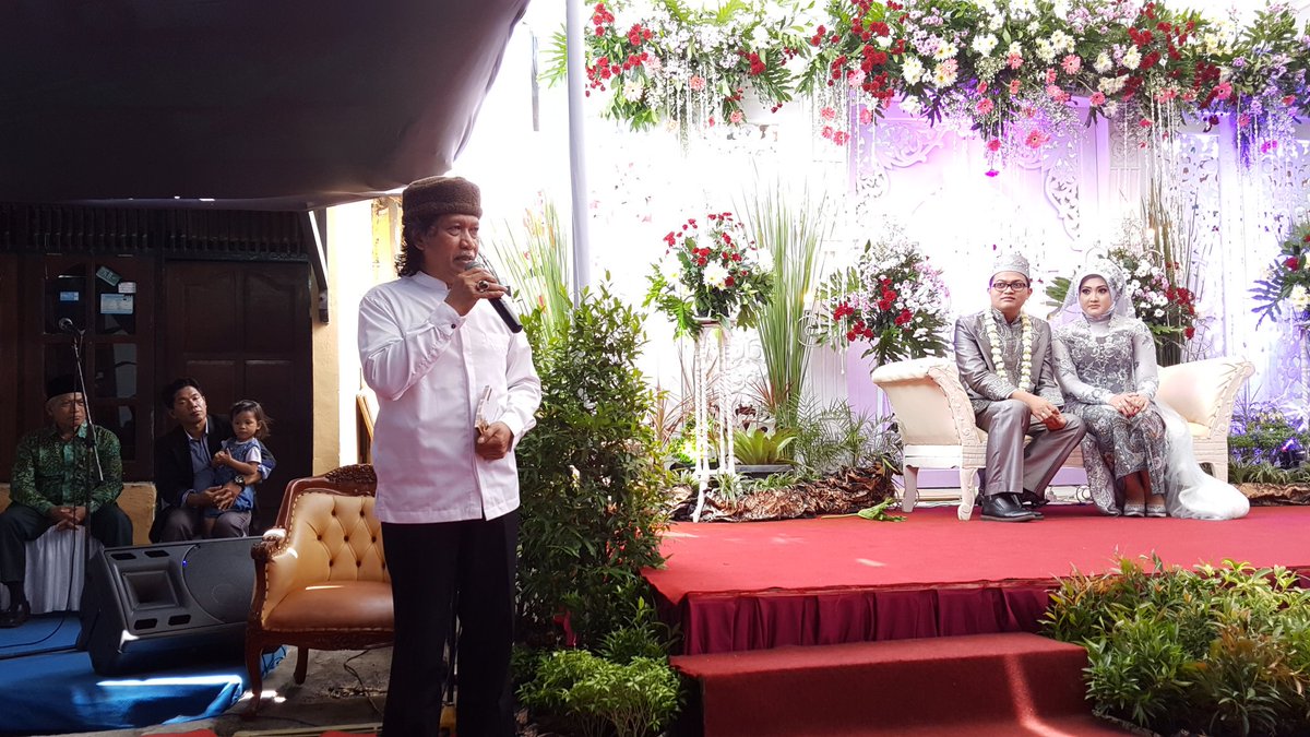 maiyahan's tweet photo. Setelah lusa lalu berada di #MaiyahMagetan, malam tadi di @kenduricinta. Pagi tadi (15/4) Cak Nun berada di Rembang pernikahan putra Gus Mus https://t.co/Fk71BvaatQ