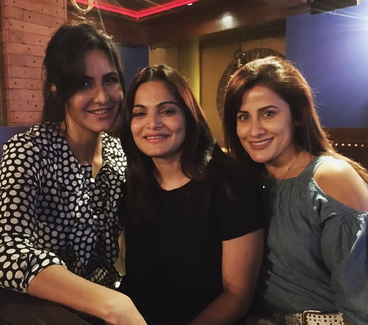 YasminBodyImage's tweet photo. #AboutLastNight 
Dinner with my favourites #KatrinaKaif #AlviraKhanAgnihotri 😘😘 https://t.co/q37ThKyqhA