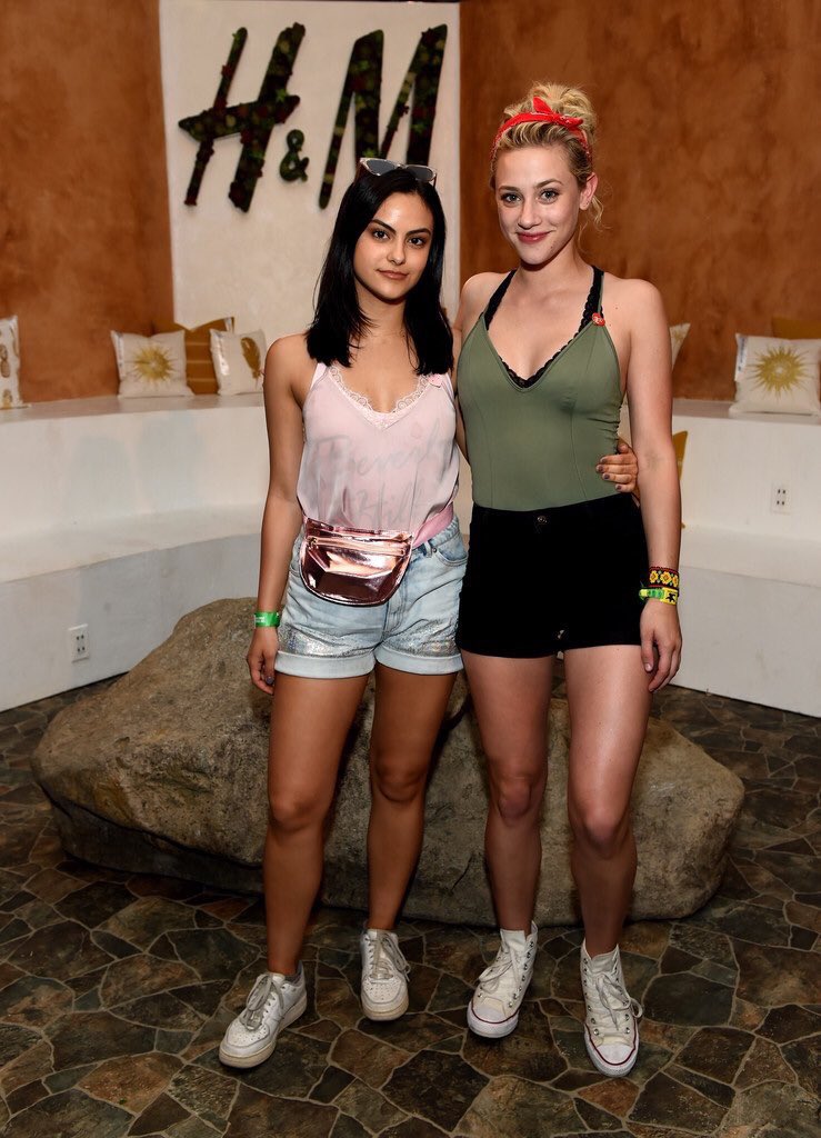 ¿Cuánto mide Camila Mendes? - Real height C9bgPBGXUAEwWQT