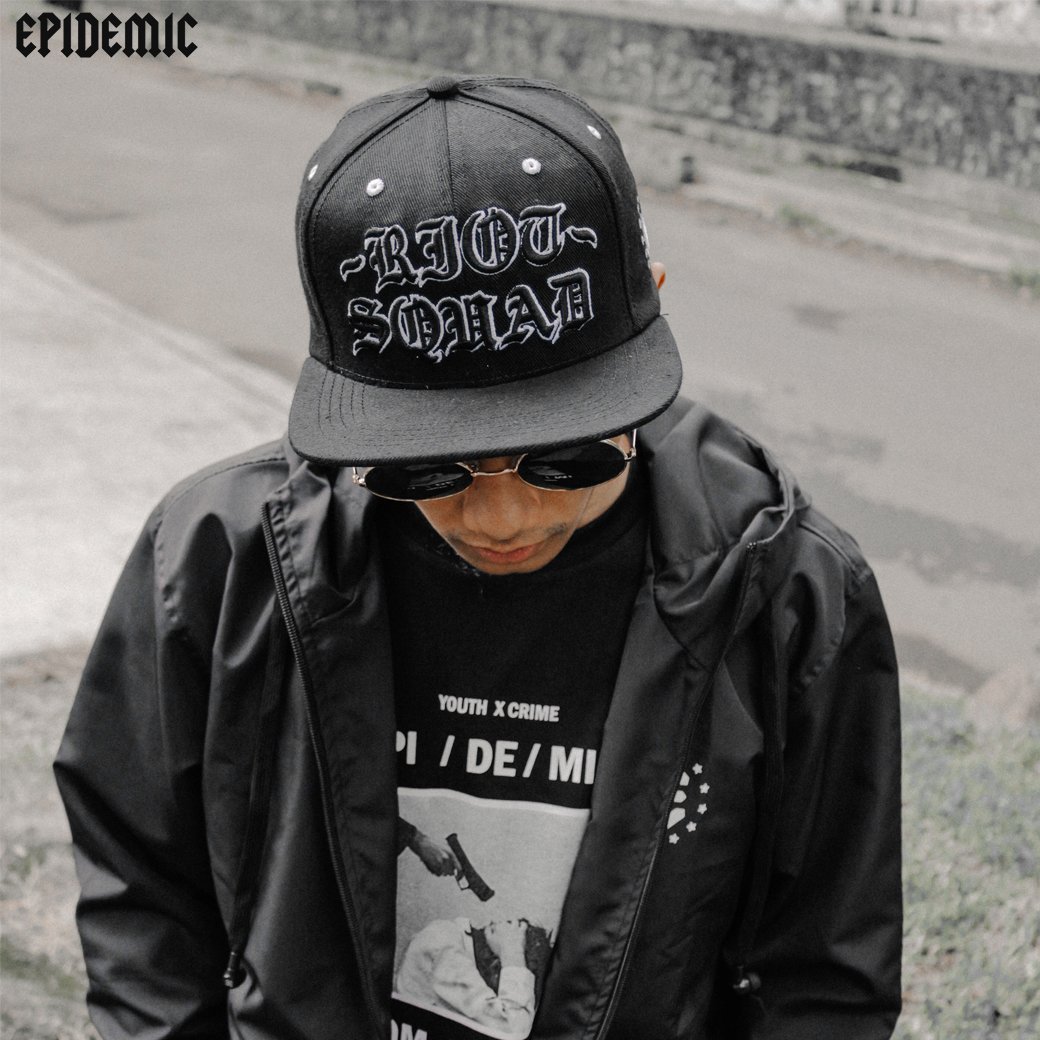 Mau jalan tapi takut "Bad Hair Day" guys ? tenang aja, tutupin rambut berantakanmu skrg ! cek koleksi topi kita di epidemic.id/category/head-…