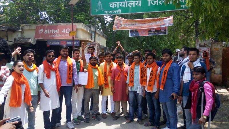 DineshMishraNBT's tweet photo. वाराणसी में #abvp महानगर द्वारा कालेजो मे हो रहे शिक्षा के बाजारीकरण व फर्जी डिग्री वितरण के विरोध मे डीएम को ज्ञापन सौंपा गया।@NBTLucknow https://t.co/xSTilSXhsX