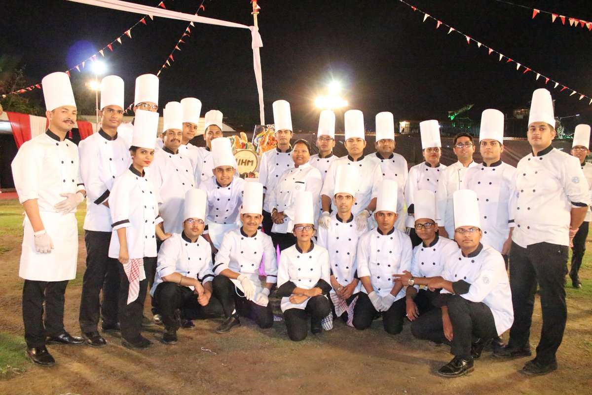 Nikhil_kulhari1's tweet photo. Kitchen Team during #FoodCarnival at #IIHMJpr
@IIHMHOTELSCHOOL @Reetaiihm @chefrathoreiihm @subornobose @directorjpriihm @AADirIIHMDELHI https://t.co/oMHBQEJY5e