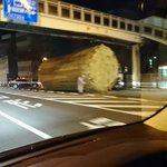これ何!？巨大丸太のような巨大タンクが道路をふさぐ!