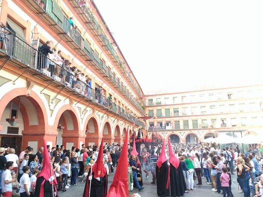 VIDEO. <a href="/HdadCaridad/">Hdad Caridad Córdoba</a> acompañada por La Legión en La Plaza de La Corredera facebook.com/173455123111/v… #SSCordoba17 <a href="/CirineoCordoba/">El Cirineo Córdoba</a> @PdC_ElBlog