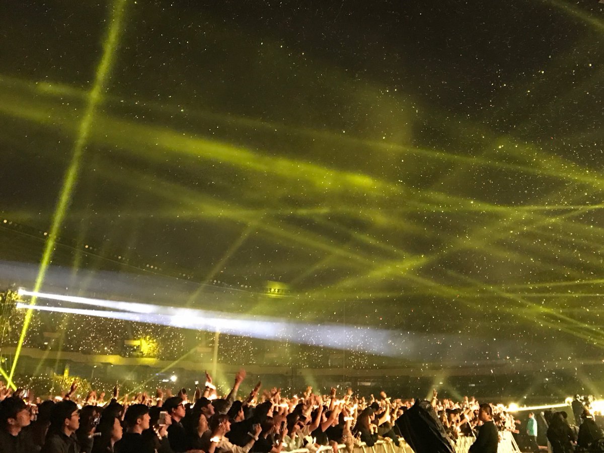 coldplay's tweet photo. And the lights were all yellow... A #ColdplaySeoul https://t.co/Jou8TJYB0O