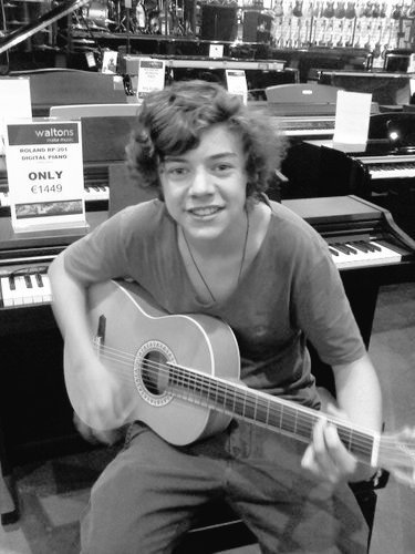 96FUNtik69's tweet photo. Можно я стану его гитарой?
#ProjectSott #HarryStyles https://t.co/c3tBcglbMu