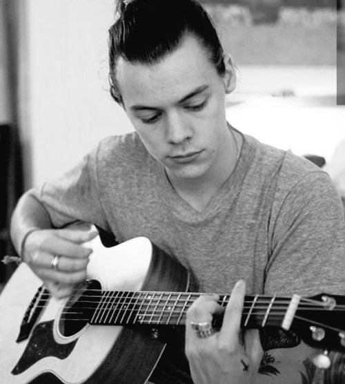 96FUNtik69's tweet photo. Можно я стану его гитарой?
#ProjectSott #HarryStyles https://t.co/c3tBcglbMu