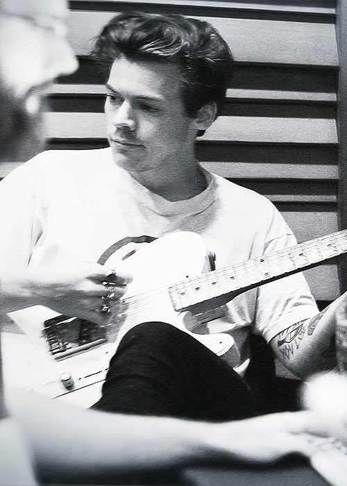 96FUNtik69's tweet photo. Можно я стану его гитарой?
#ProjectSott #HarryStyles https://t.co/c3tBcglbMu