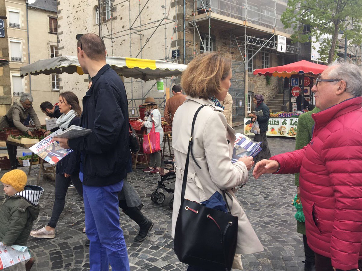 _A_B_Z_D's tweet photo. A Rennes, Vitré, Saint-Malo, Dinard, Dol-de-Bretagne... nous étions à votre rencontre sur nos marchés d'Ille-et-Vilaine #JevoteFillon https://t.co/VNKzDYGyB5