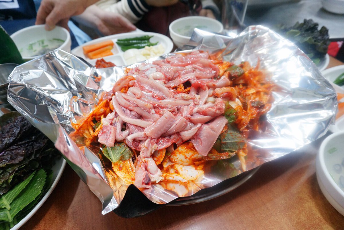 list_yang's tweet image. 국산은 대자(3~4인분) 6만원 미국산은 대자 5만원 꼼장어 양도 푸짐하다. 깻잎을 싫어하더라도 꼭 한번 정도는 싸먹어 보는것을 추천. 비위좋은 나에게 충격적인 비주얼이였지만 이건진짜 비주얼을 뛰어넘는 맛. 볶음밥도 맛있다. 살아움직이는 영상은 답글로