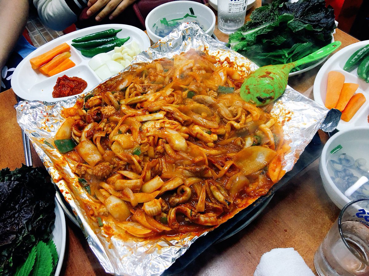 list_yang's tweet image. 국산은 대자(3~4인분) 6만원 미국산은 대자 5만원 꼼장어 양도 푸짐하다. 깻잎을 싫어하더라도 꼭 한번 정도는 싸먹어 보는것을 추천. 비위좋은 나에게 충격적인 비주얼이였지만 이건진짜 비주얼을 뛰어넘는 맛. 볶음밥도 맛있다. 살아움직이는 영상은 답글로