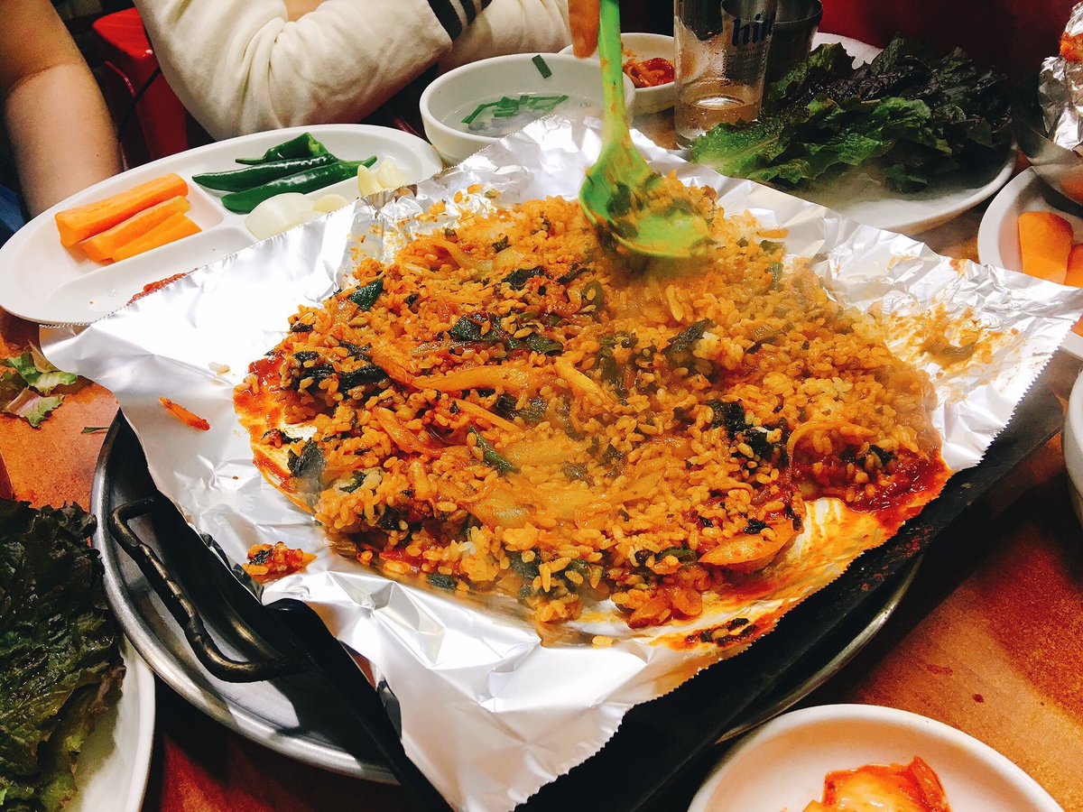 list_yang's tweet image. 국산은 대자(3~4인분) 6만원 미국산은 대자 5만원 꼼장어 양도 푸짐하다. 깻잎을 싫어하더라도 꼭 한번 정도는 싸먹어 보는것을 추천. 비위좋은 나에게 충격적인 비주얼이였지만 이건진짜 비주얼을 뛰어넘는 맛. 볶음밥도 맛있다. 살아움직이는 영상은 답글로