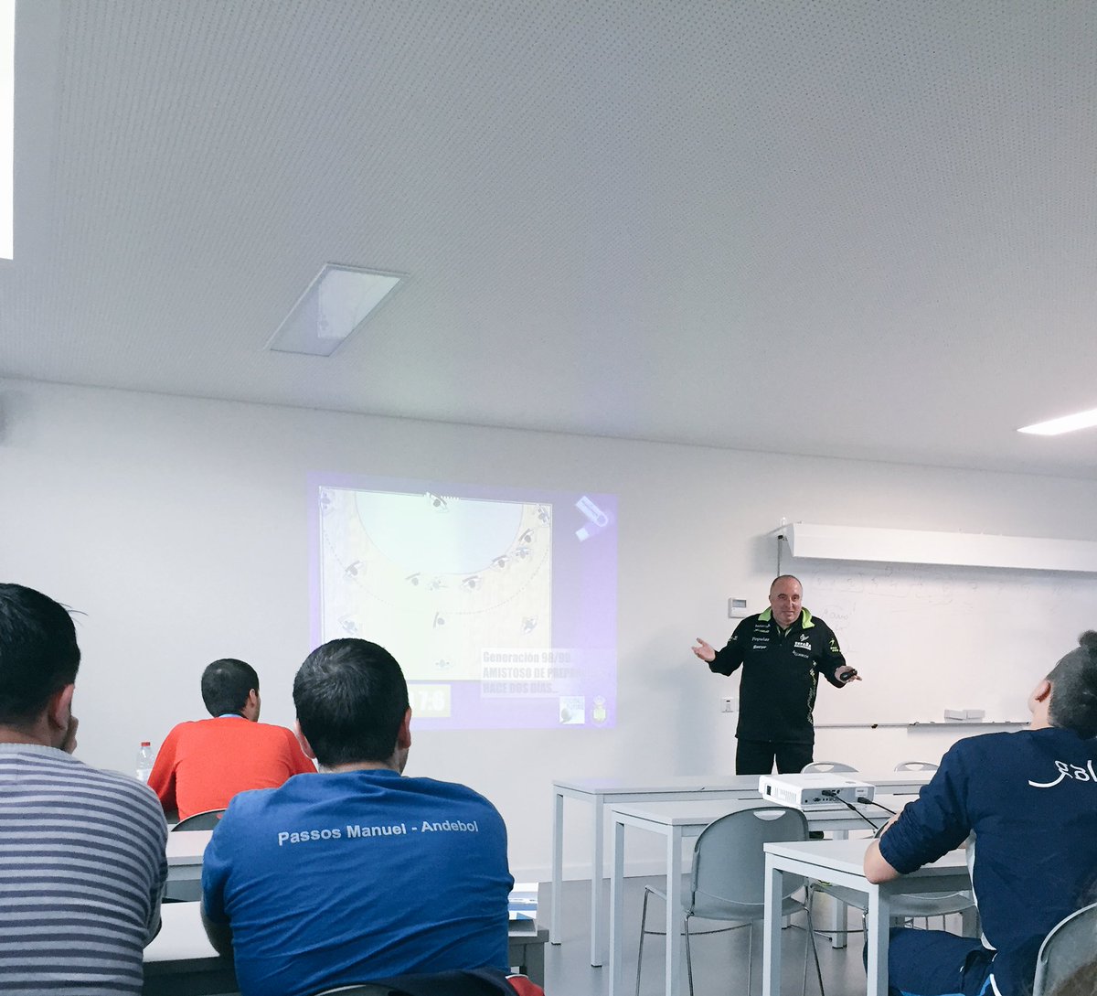 rolfre27's tweet photo. Dois dias em Clinic Técnico, agora com @ASMA1963 #ismai #ipmaia #maia #andebol #balonmano #handball https://t.co/CKRrqzabpf